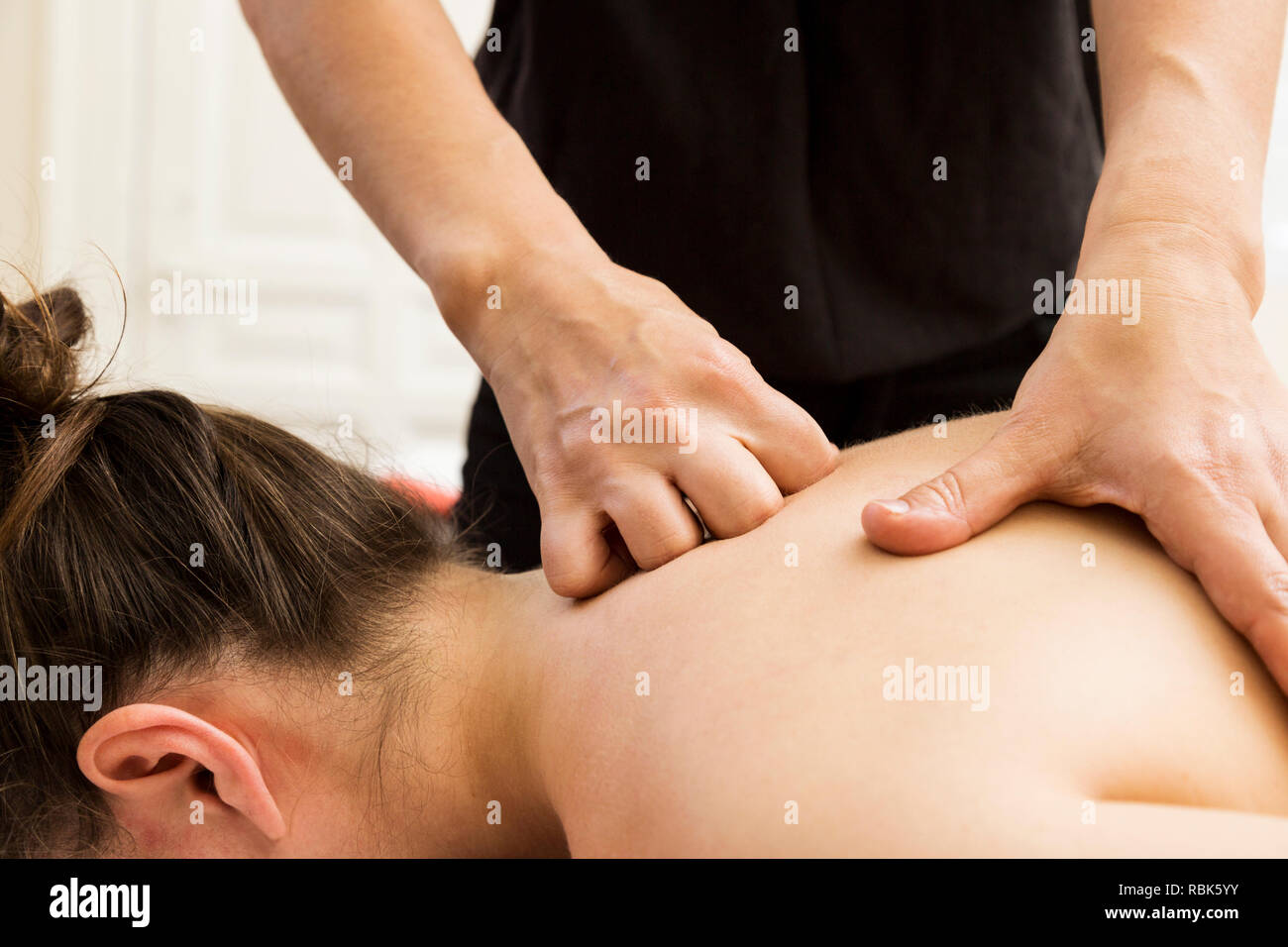 Recibir un masaje para combatir la ansiedad y el estrés diario Foto de stock