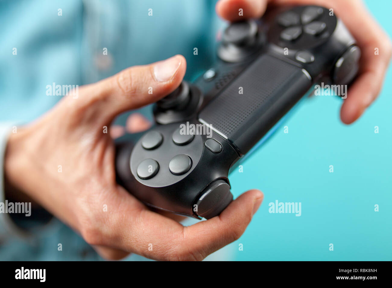 Macho manos sosteniendo un controlador para juegos Foto de stock