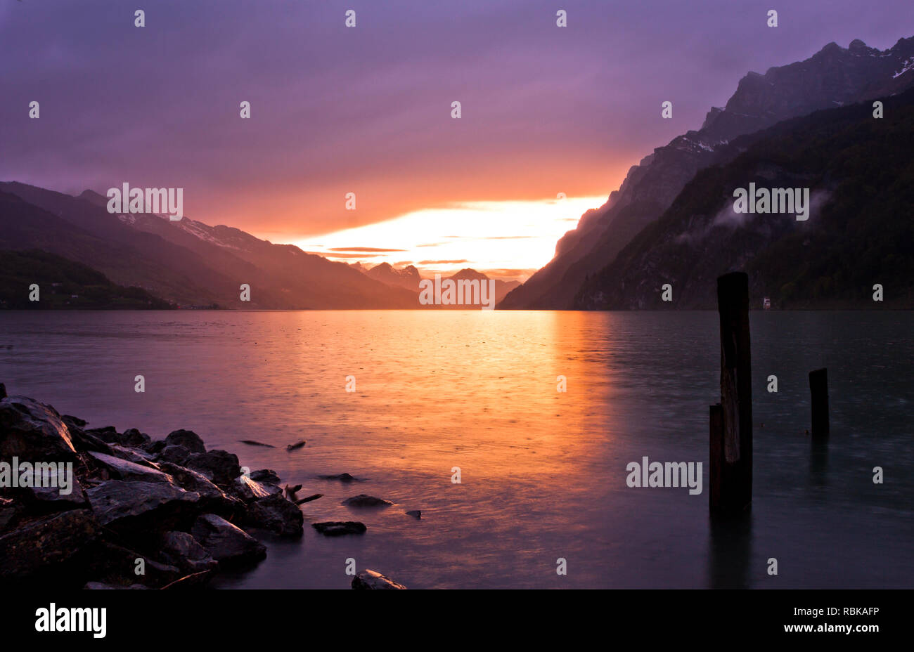 Púrpura atardecer en el lago de la lluvia Foto de stock