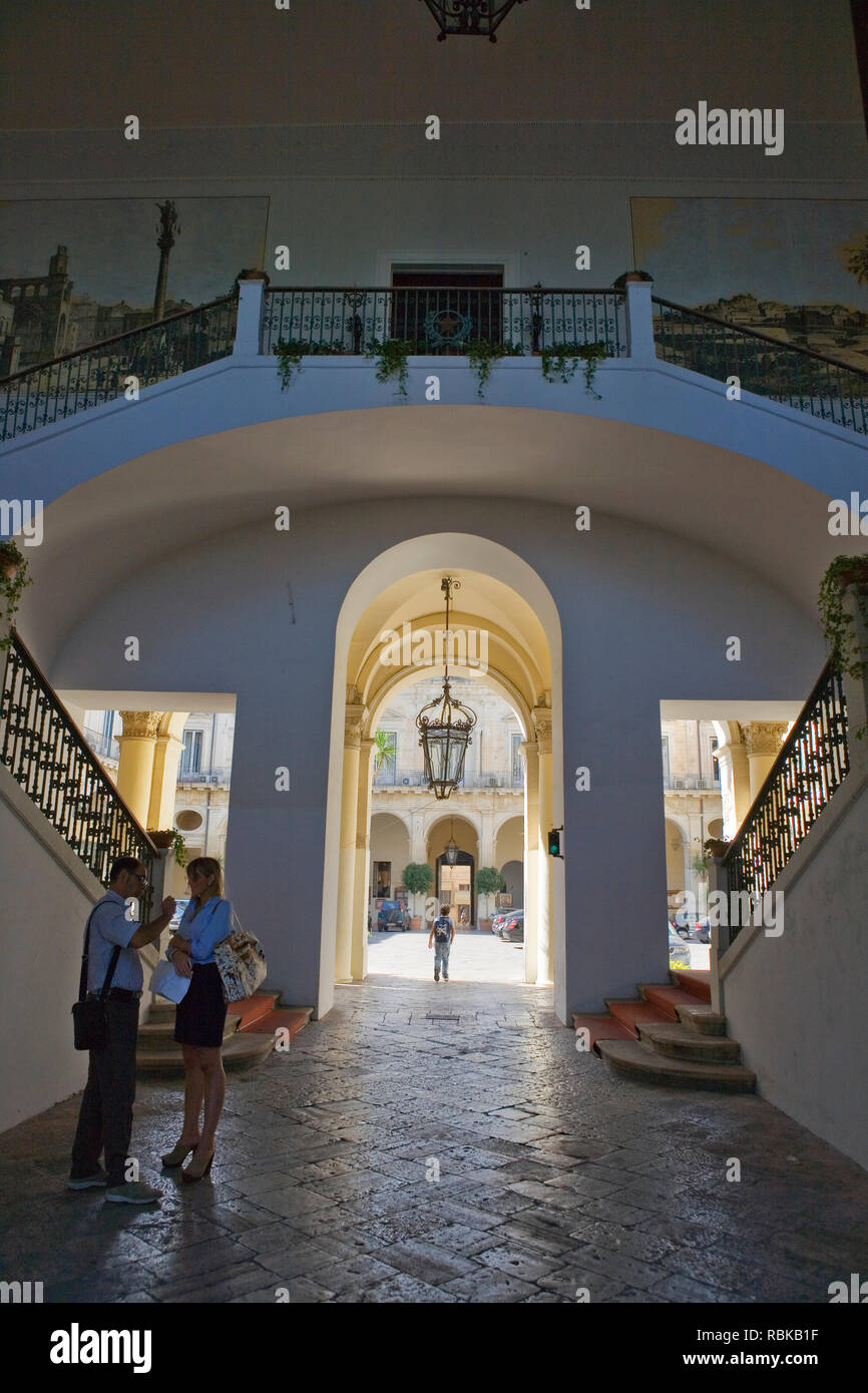 En el interior del Palazzo Celestini, una vez que un monasterio, que actualmente alberga las oficinas del Gobierno Provincial, Lecce, Puglia, Italia Foto de stock