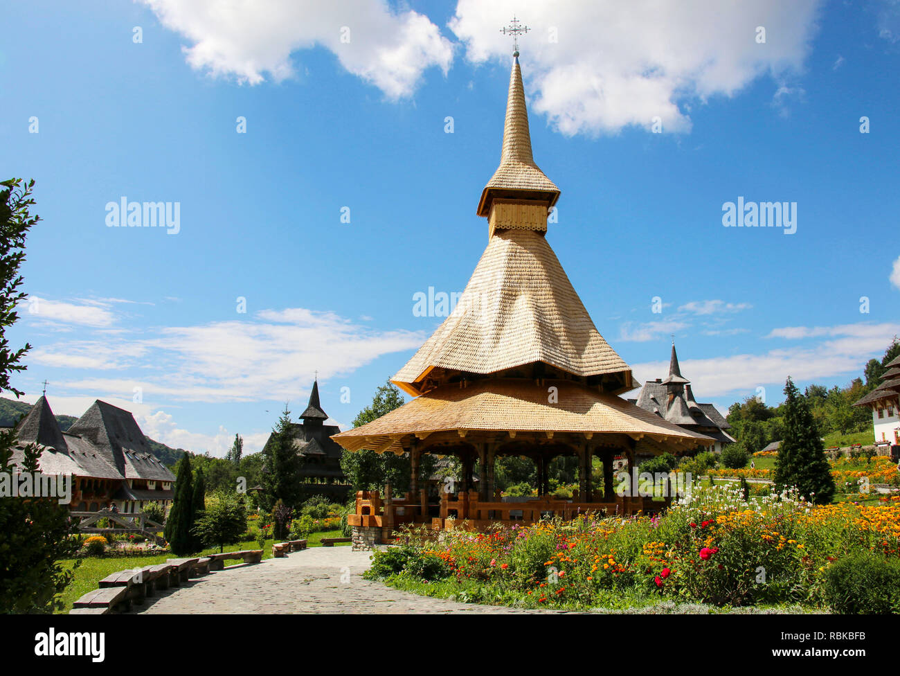 Barsana monasterio de madera de Maramures, Rumania. Barsana monasterio es uno de los principales puntos de interés en la zona de Maramures. Foto de stock