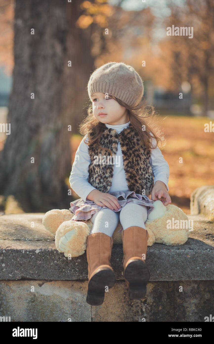 Dolly pin-up toothsome joven morenita vestida de moda elegante chaqueta  gris jerkin y gorro con impresionantes botas ropa posando primavera otoño  par Fotografía de stock - Alamy