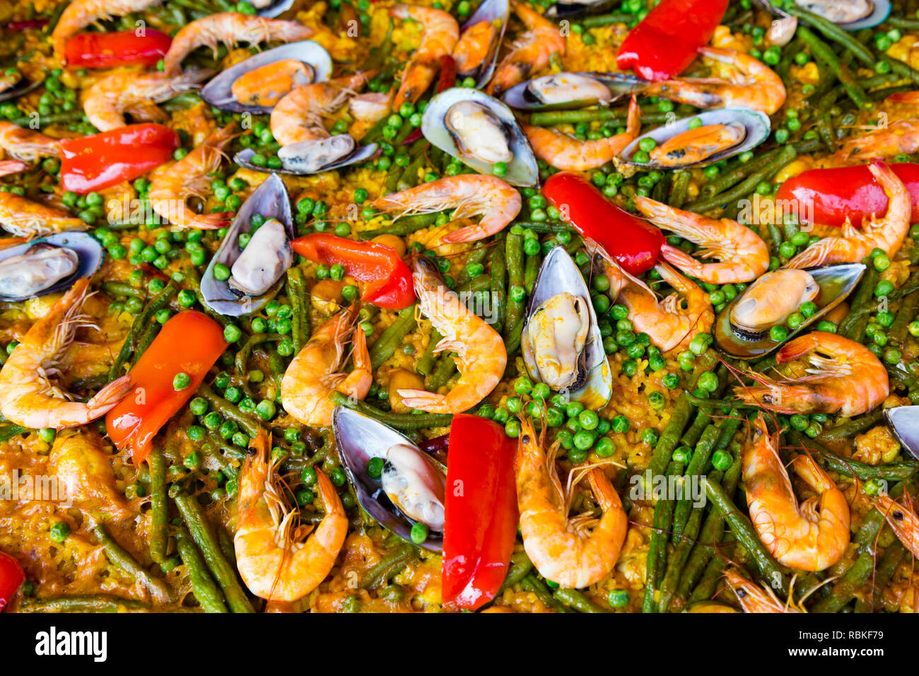 Ingredientes cocinar en una receta tradicional paella Española. La Paella  Valenciana es un tradicional plato de arroz y se sirve caliente Fotografía  de stock - Alamy