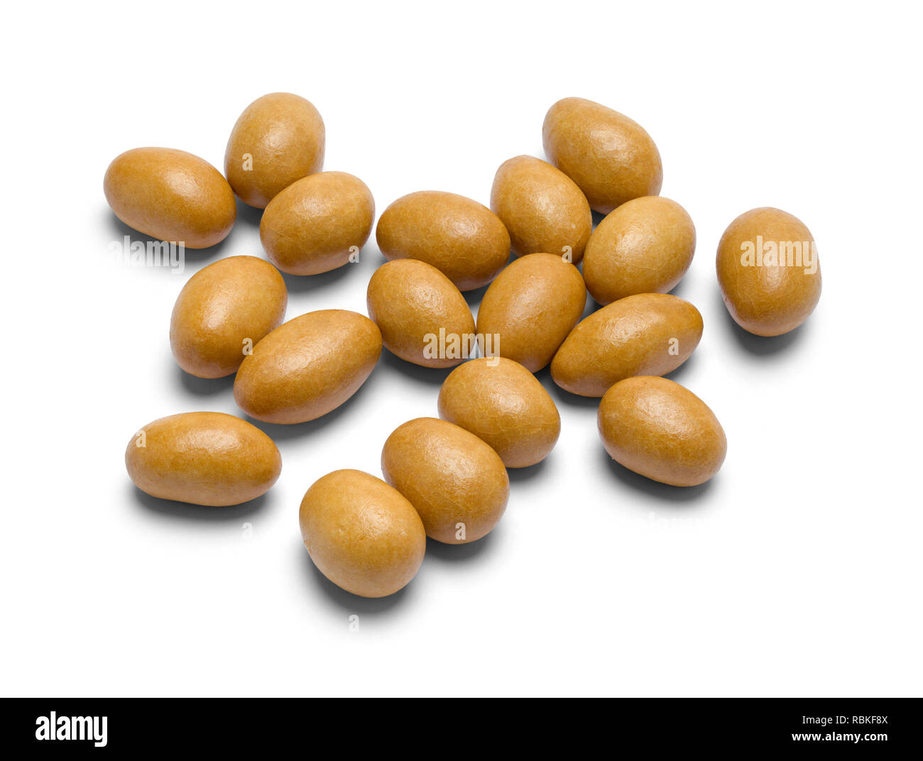 Grupo de cacahuetes cubiertos Snack aislado sobre un fondo blanco. Foto de stock