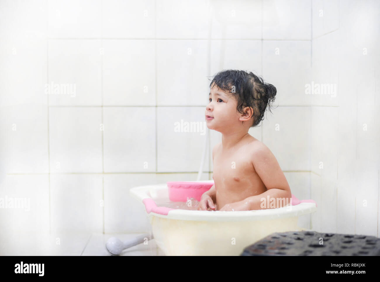Los niños baño de ducha / Asia chico chica tomando un baño jugando - niña  2-3 años se baña en la ducha Fotografía de stock - Alamy