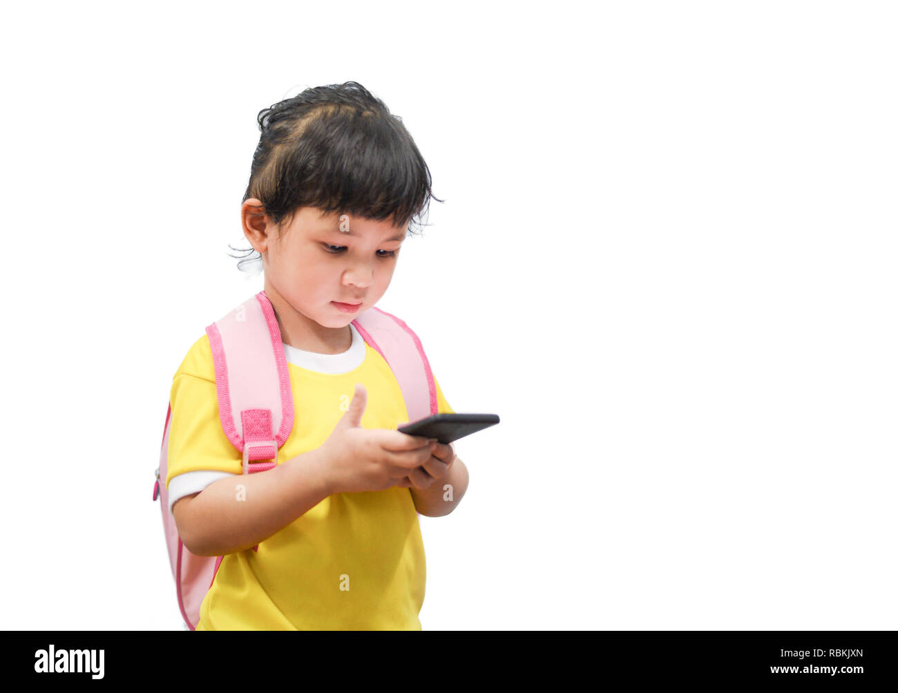 Niños jugando Smartphone / niño niña mantenga el teléfono en la mano viendo  dibujos animados en la escuela - Asia niño 2-3 años de edad los niños  adictos a los juegos probl