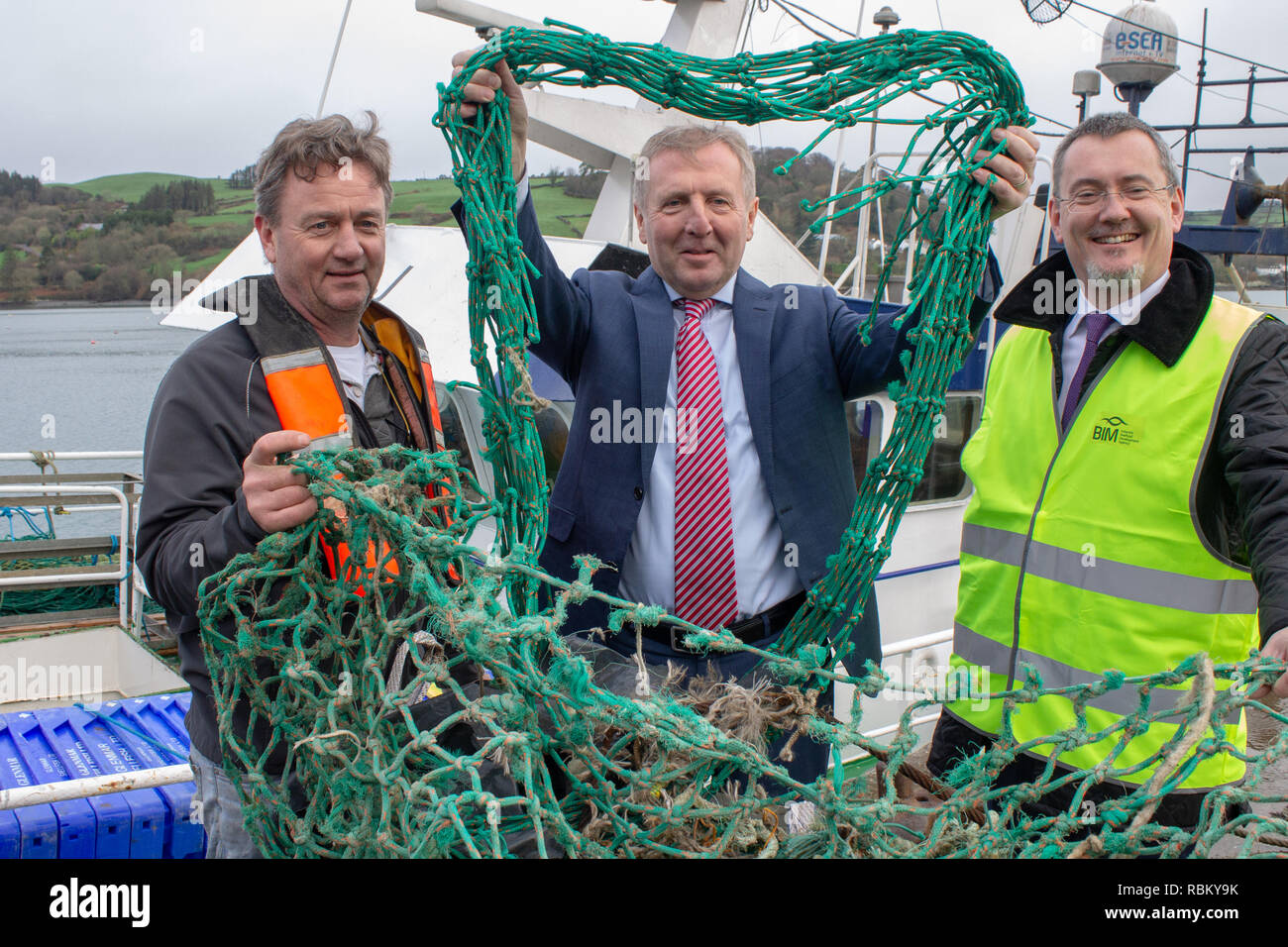 Union Hall, West Cork, Irlanda, el 11 de enero de 2019 Michael Credo TD Ministro de Agricultura, Alimentación y el Marine visitó salón sindical hoy para lanzar su nuevo anti contaminación y la iniciativa de recuperación de plástico. Los pescadores serán capaces de tierra y residuos de plástico vieja red de pesca a un punto central en el muelle, donde puede ser recogida para el reciclaje y la disposición adecuada en una fecha posterior. Crédito: aphperspective/Alamy Live News Foto de stock