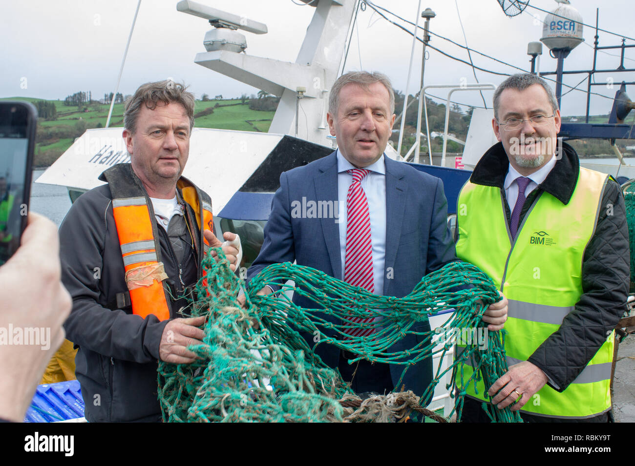 Union Hall, West Cork, Irlanda, el 11 de enero de 2019 Michael Credo TD Ministro de Agricultura, Alimentación y el Marine visitó salón sindical hoy para lanzar su nuevo anti contaminación y la iniciativa de recuperación de plástico. Los pescadores serán capaces de tierra y residuos de plástico vieja red de pesca a un punto central en el muelle, donde puede ser recogida para el reciclaje y la disposición adecuada en una fecha posterior. Crédito: aphperspective/Alamy Live News Foto de stock