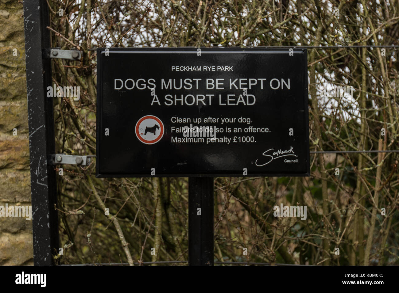 Peckham Rye Park, Londres, Reino Unido. 11 ene, 2019. ' Los perros deben mantenerse en un cable corto' de letreros de advertencia en la entrada a los jardines Sexby dentro del espacio compartido de Peckham Rye Park. Crédito: David Rowe/Alamy Live News Foto de stock