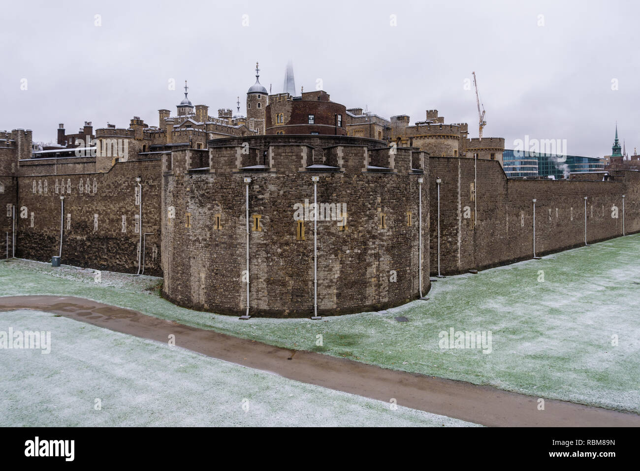 Nieve en Londres. Los tejados de la Torre de Londres cubierto de nieve fresca. En el fondo el Shard, el rascacielos más alto de Europa. Foto de stock