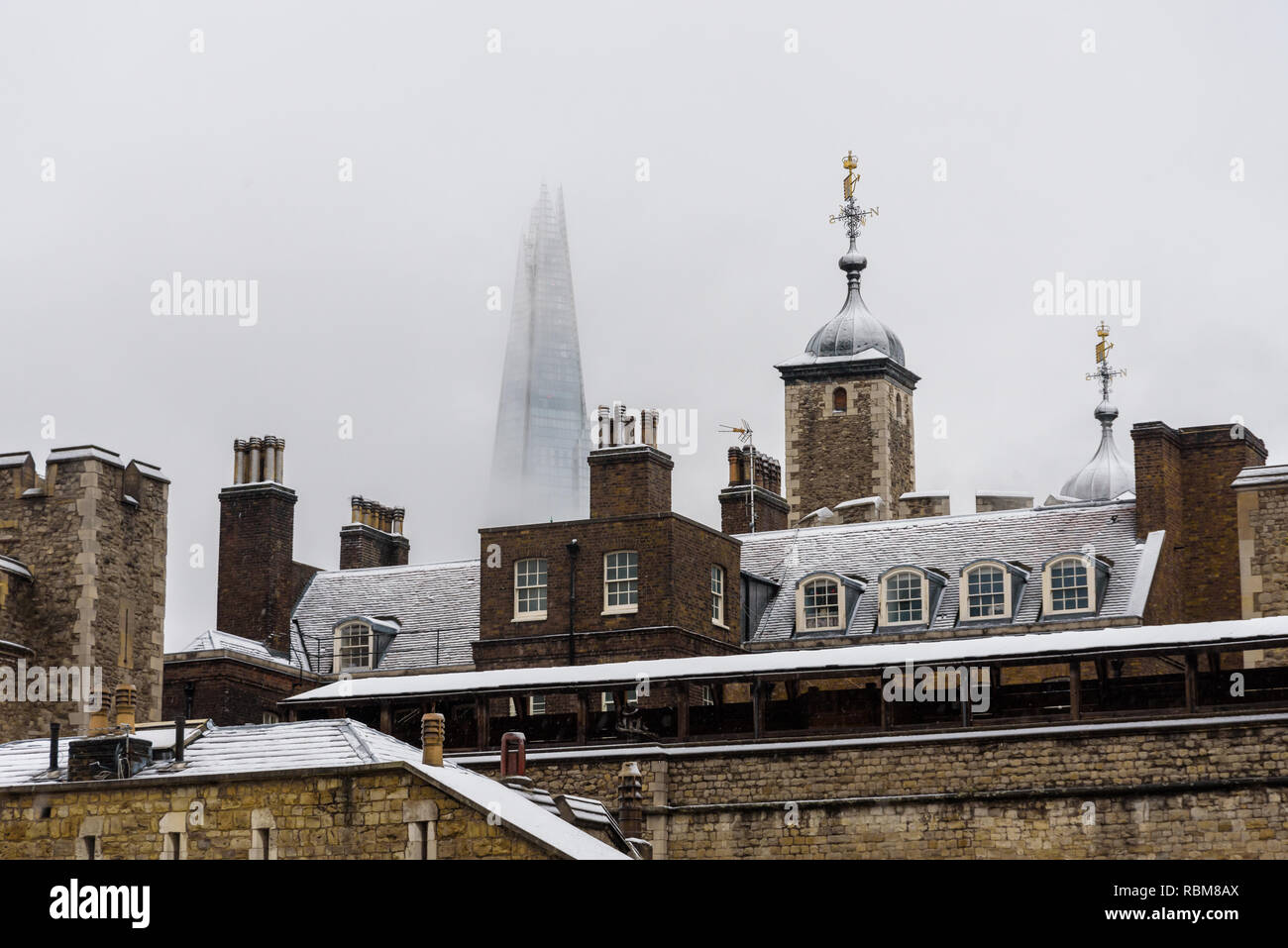 Nieve en Londres. Los tejados de la Torre de Londres cubierto de nieve fresca. En el fondo el Shard, el rascacielos más alto de Europa. Foto de stock