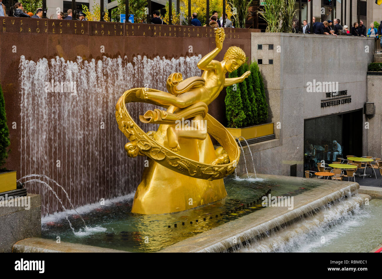 Escultura en bronce de Prometeo en el Rockefeller Center Construcción de la ciudad de Nueva York EE.UU. Foto de stock