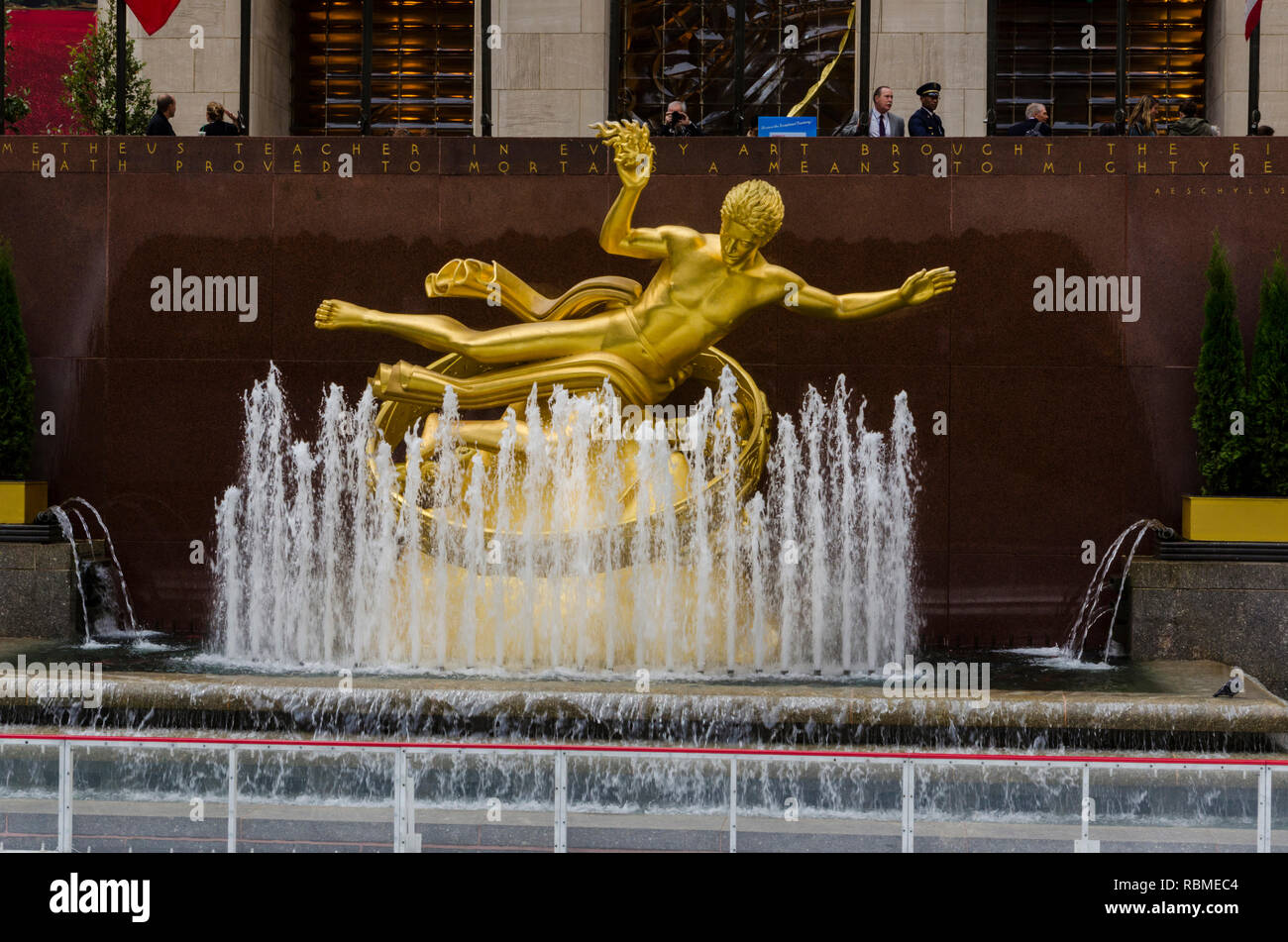 Escultura en bronce de Prometeo en el Rockefeller Center Construcción de la ciudad de Nueva York EE.UU. Foto de stock