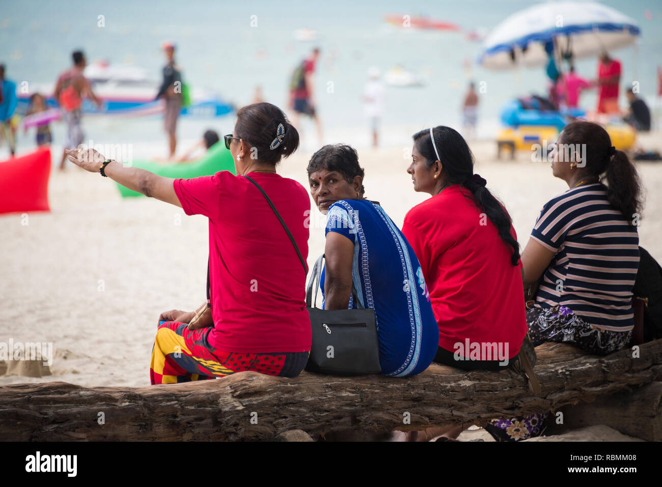 Las mujeres indias sentado en la playa de Patong Phuket en Tailandia. 24 de diciembre de 2018 Foto de stock