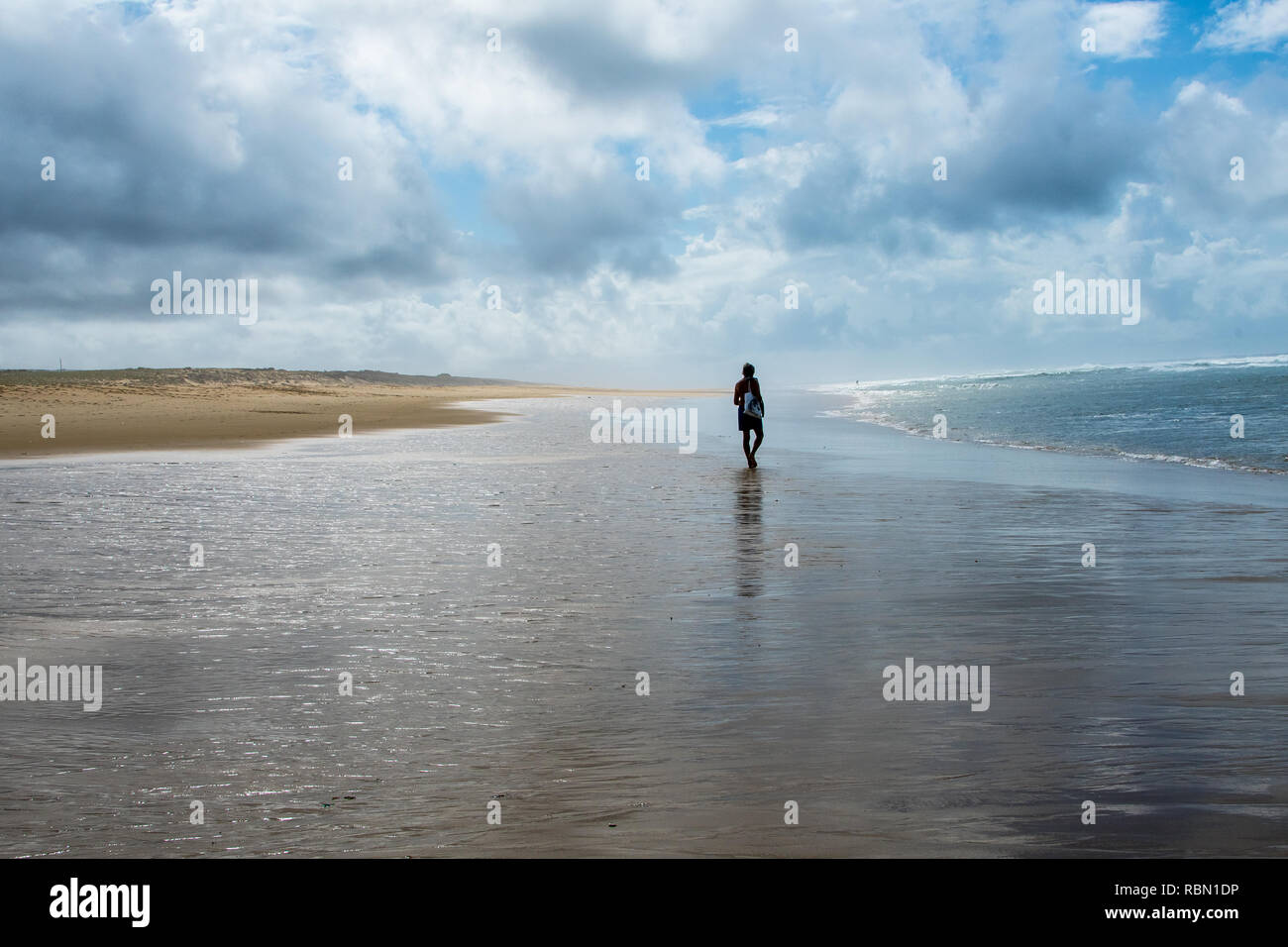 Lonely persona caminando en la ola del océano Foto de stock
