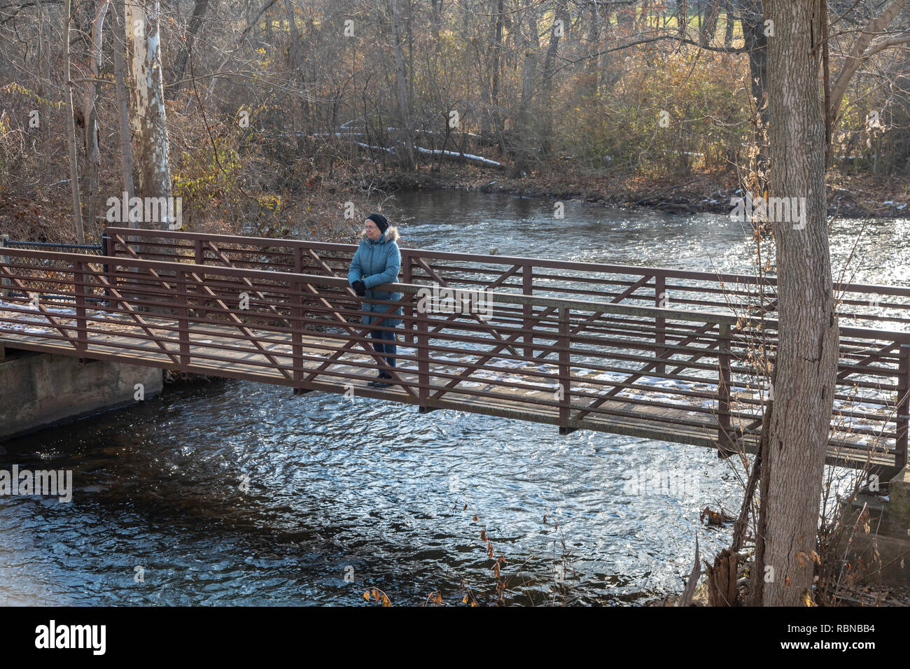 Marshall, Michigan - Susan Newell, 69, en el paseo del río a lo largo del río Kalamazoo. La ciudad del Paseo del Río es parte de la North Country National Scenic Foto de stock