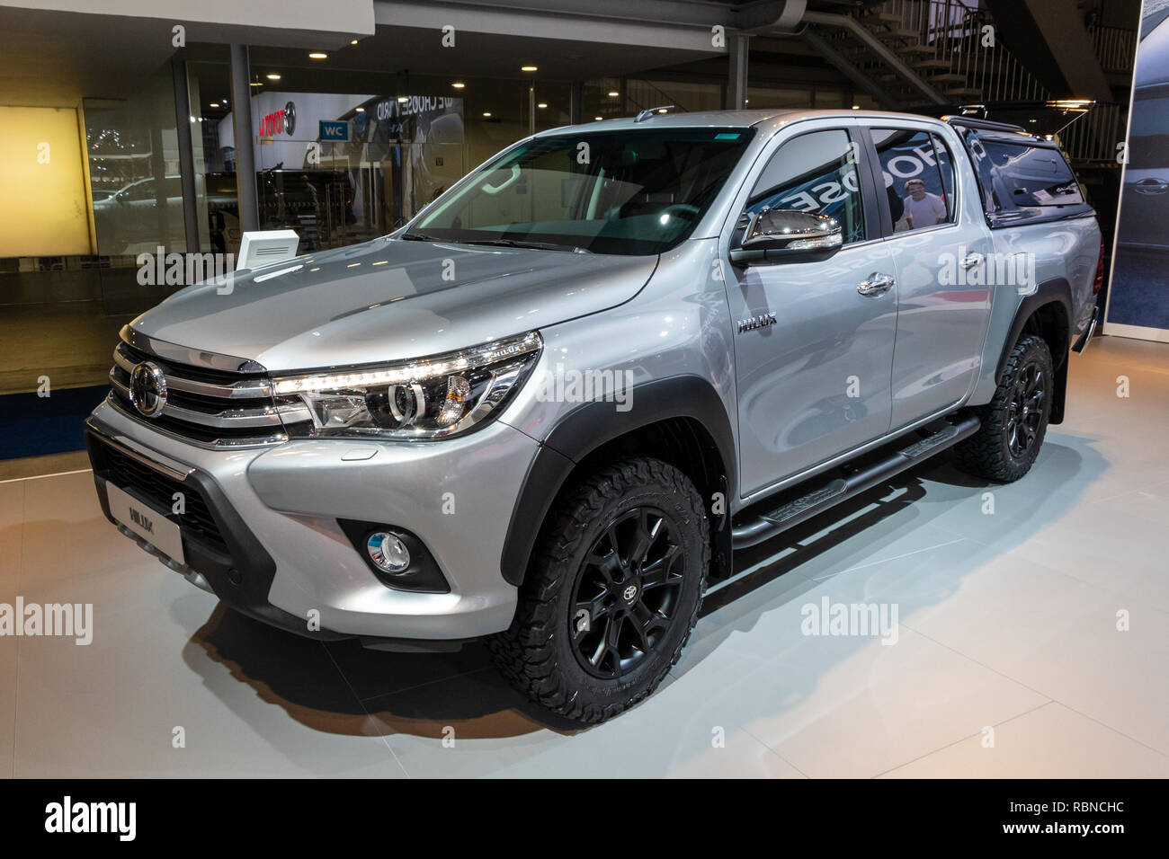 Bruselas - Jan 10, 2018: Toyota Hilux pick-up exhibieron en el Brussels  Expo Autosalon motor show Fotografía de stock - Alamy
