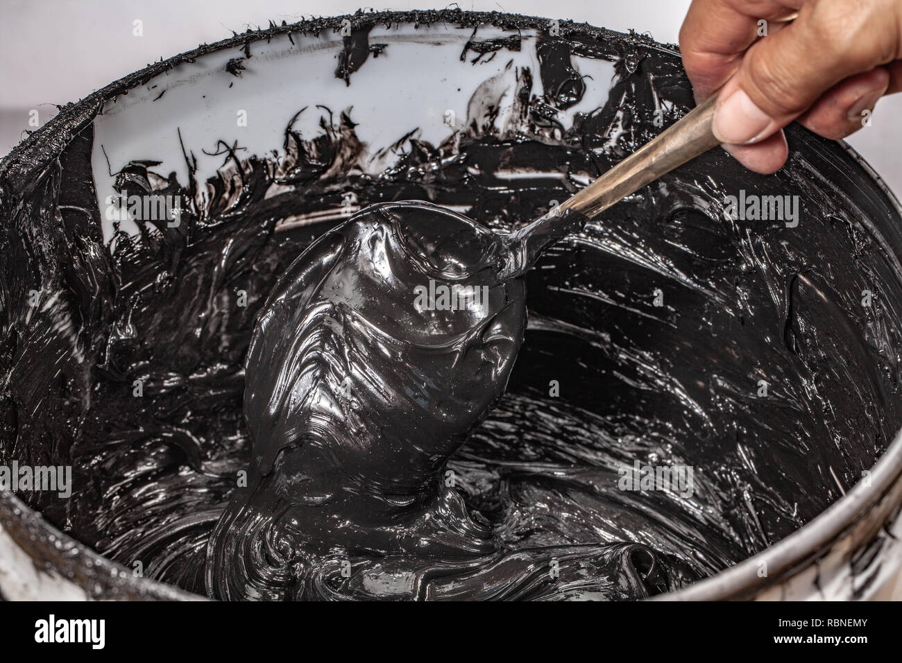 Tinta o pintura para imprimir sobre tela existen varios tipos.La tinta  utilizada para imprimir sobre tela oscura siempre usar plastisol tinta.  Útil para prendas blancas para Fotografía de stock - Alamy