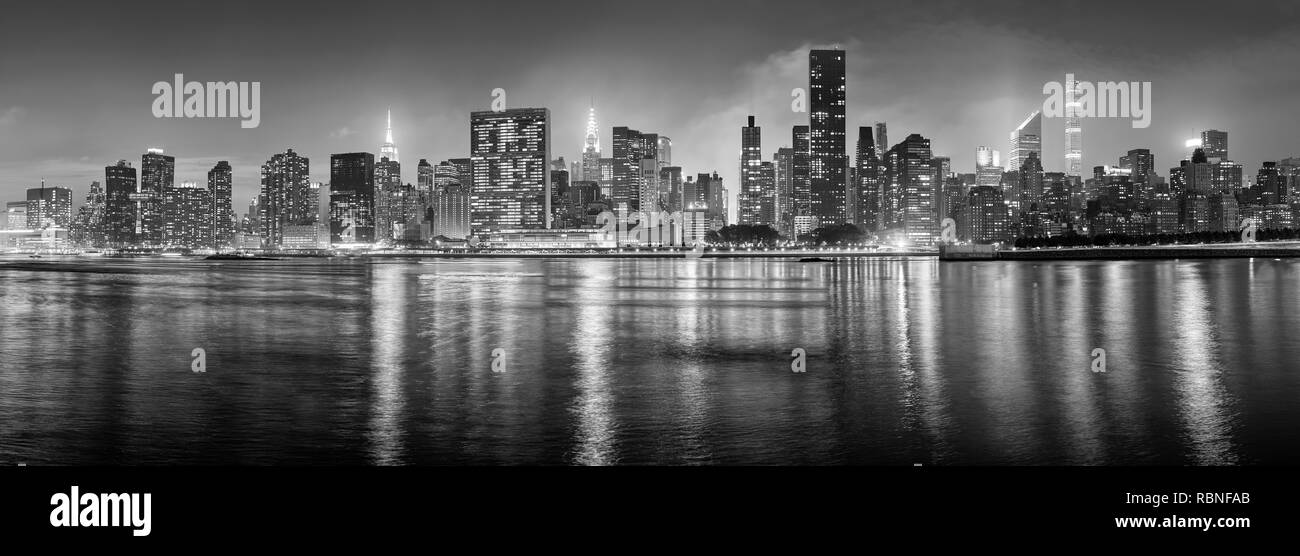 Blanco y negro panorama de la ciudad de Nueva York, EE.UU. por la noche. Foto de stock