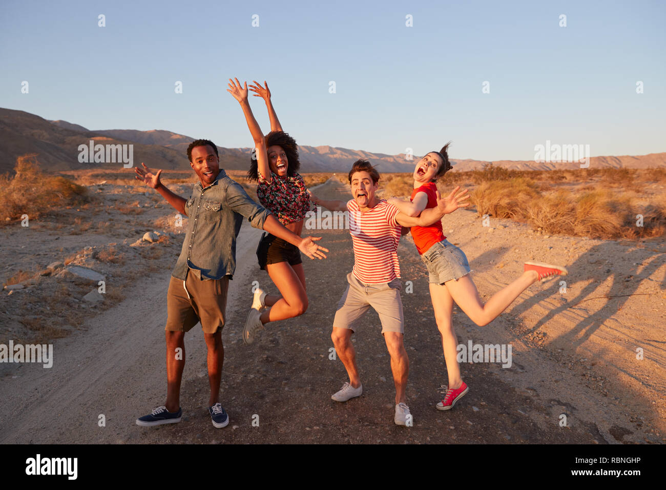 Adultos jóvenes amigos Diviértete posa para las fotografías en el desierto Foto de stock