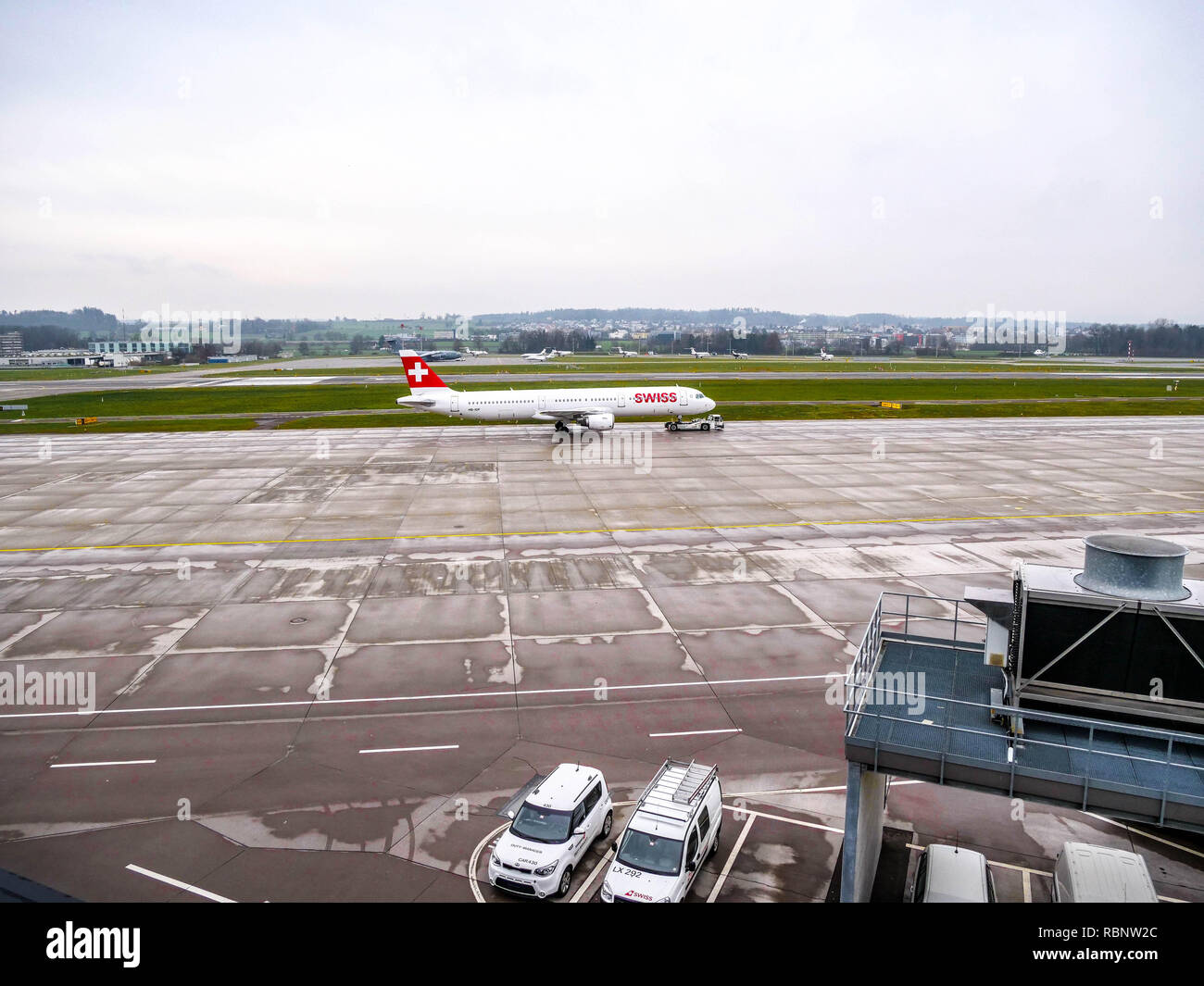 Rodadura del avión en el aeropuerto de Zurich Foto de stock