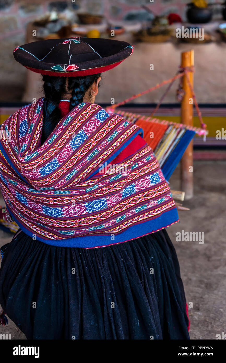 Mujer Quechua tejiendo un chal, Balkon del Inka tejedores co-op, Chinchero, Cusco, Perú Foto de stock