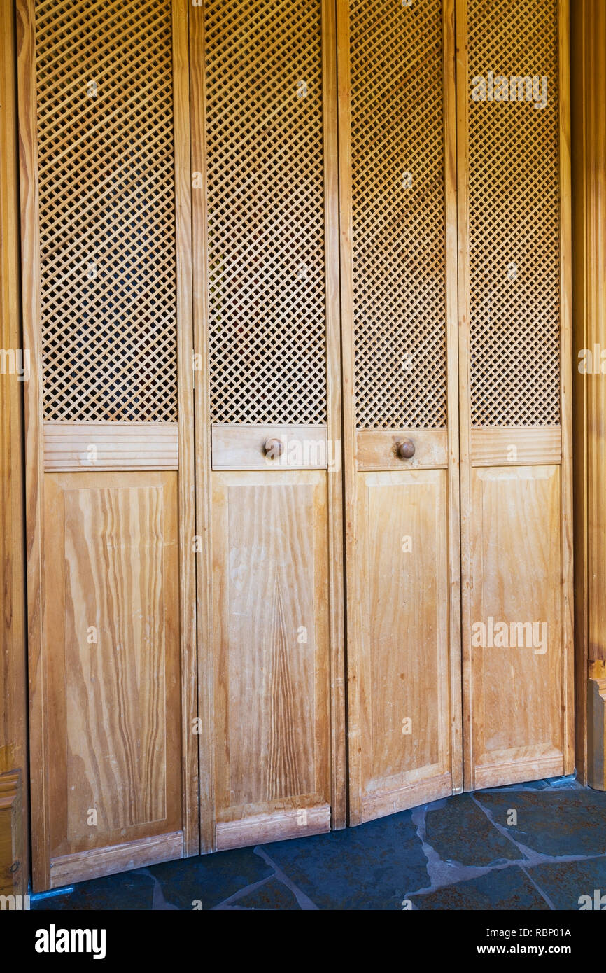 Armario de madera con paneles de celosía antiguas puertas y suelos de  baldosas de pizarra en la entrada dentro de un viejo circa 1850 Canadiana  estilo casita home Fotografía de stock - Alamy