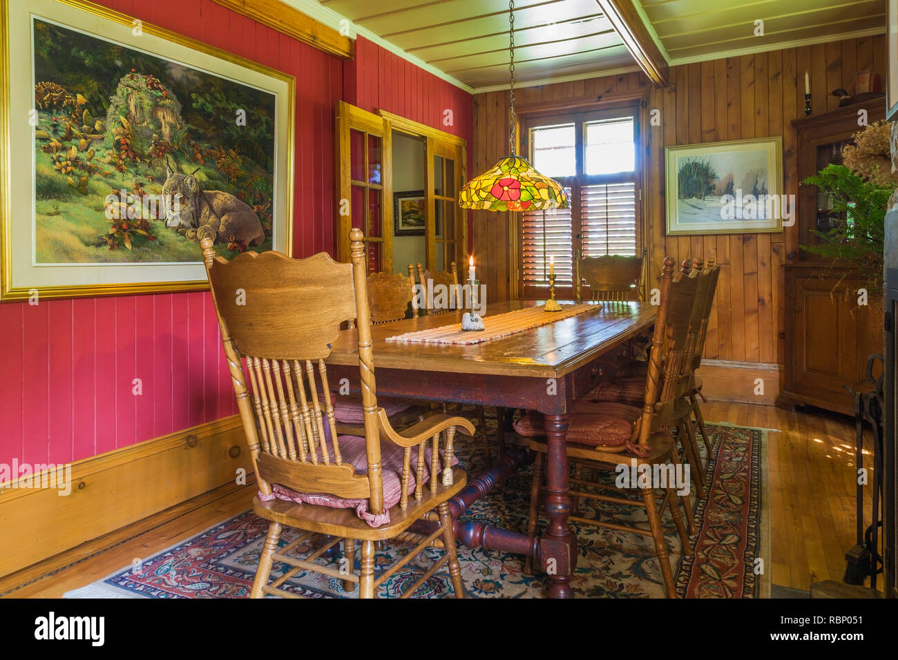 Mesa de comedor de madera antigua con Checoslovaquia era hecha de madera de  estilo americana temprana sillas de respaldo alto dentro de una vieja circa  1850 Canadiana estilo inicio Fotografía de stock -