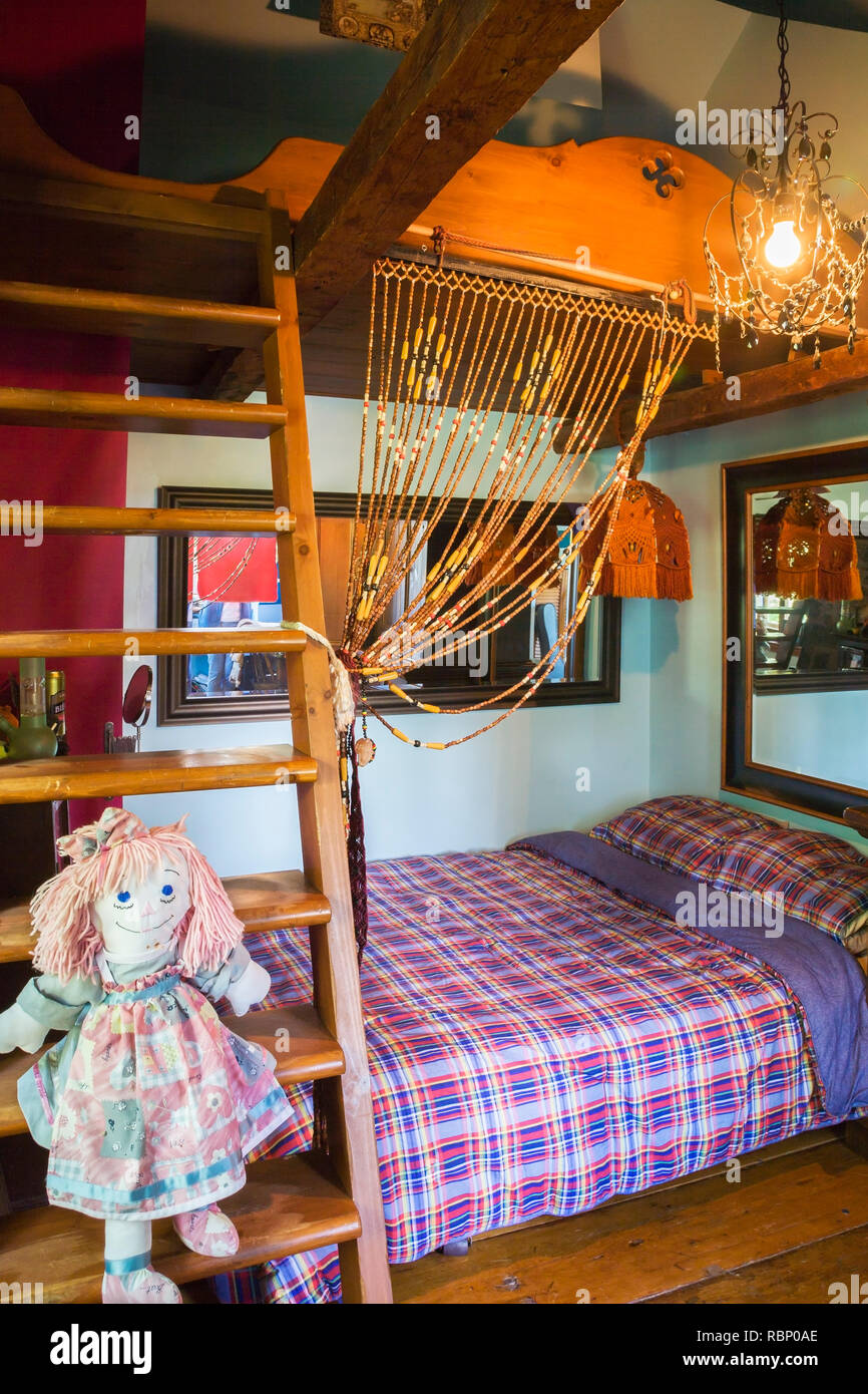 Ragdoll sentado en literas de madera escalera en dormitorio infantil en el  piso de arriba dentro de un viejo circa 1850 Canadiana estilo casita home  Fotografía de stock - Alamy