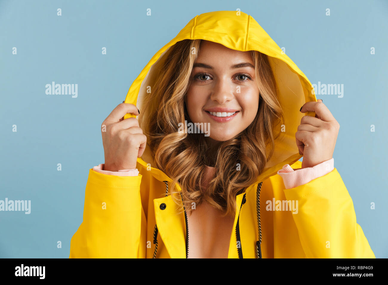Feliz mujer joven con chubasquero amarillo con capucha, Baden-Württemberg,  Alemania Fotografía de stock - Alamy