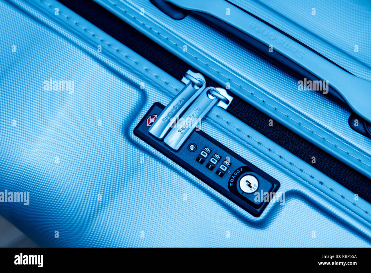 París, Francia - Jan 22, 2018: Primer plano detalle de un maletín Samsonite  maleta con foco en el logo y cerradura de combinación TSA contraseña número  en azul tono empresarial Fotografía de stock - Alamy