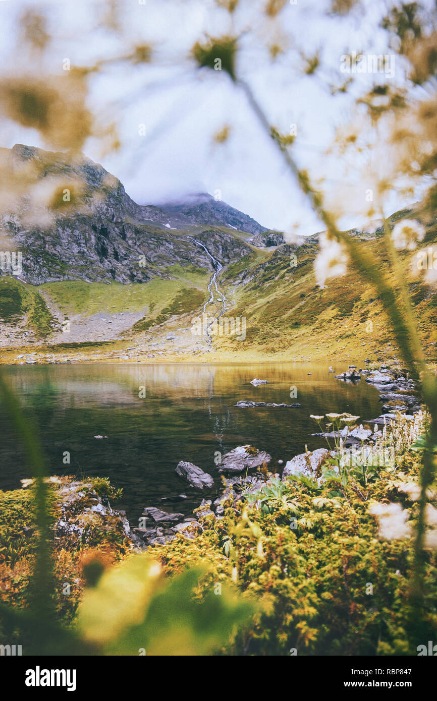 Primavera paisaje de montañas y lago planta con flores de primavera paisaje  enmarcado Viajes Naturaleza vista exterior Fotografía de stock - Alamy