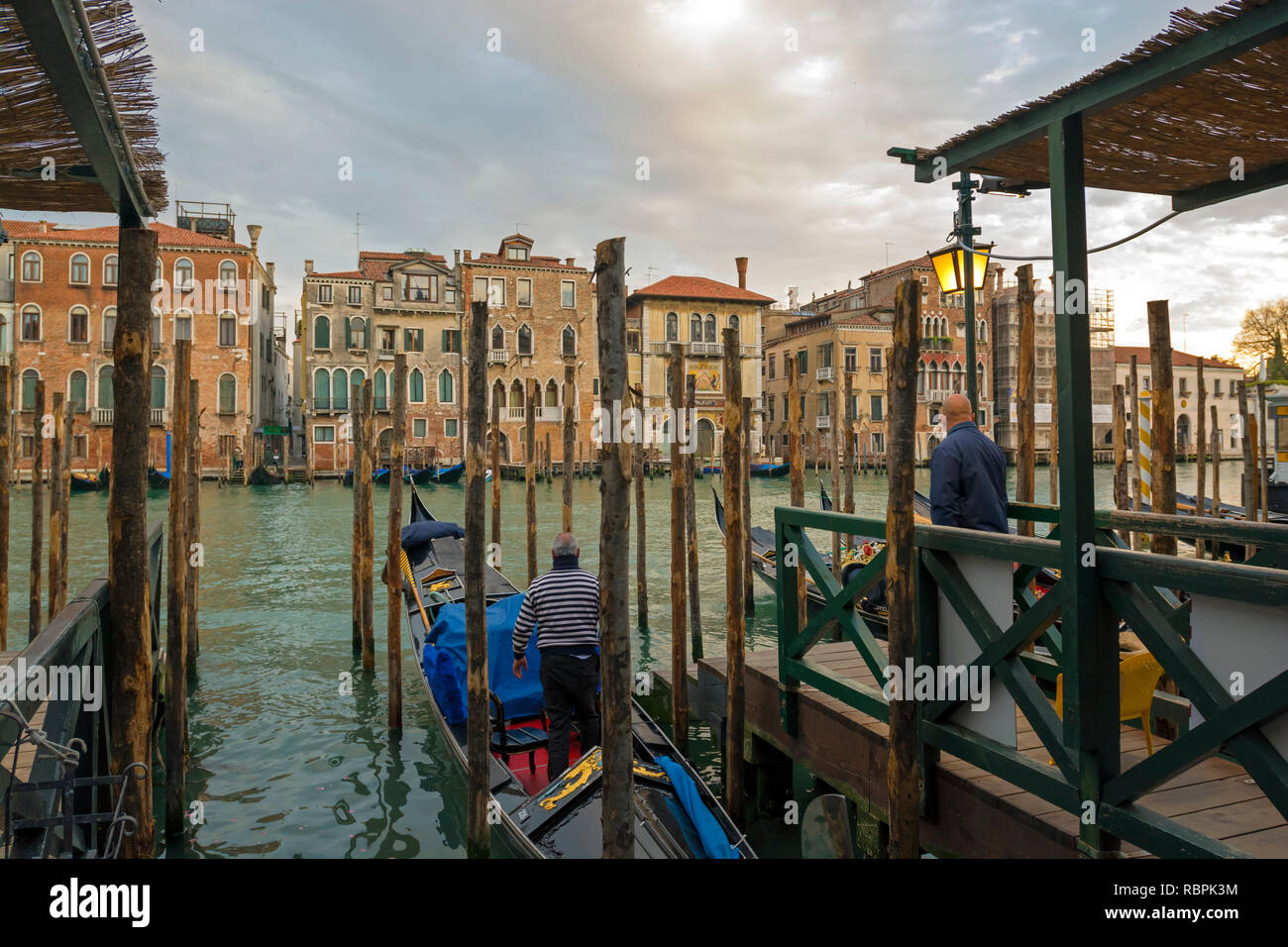 Grand Canal en Venecia vista con pilas, el embarcadero y la góndola. Foto de stock