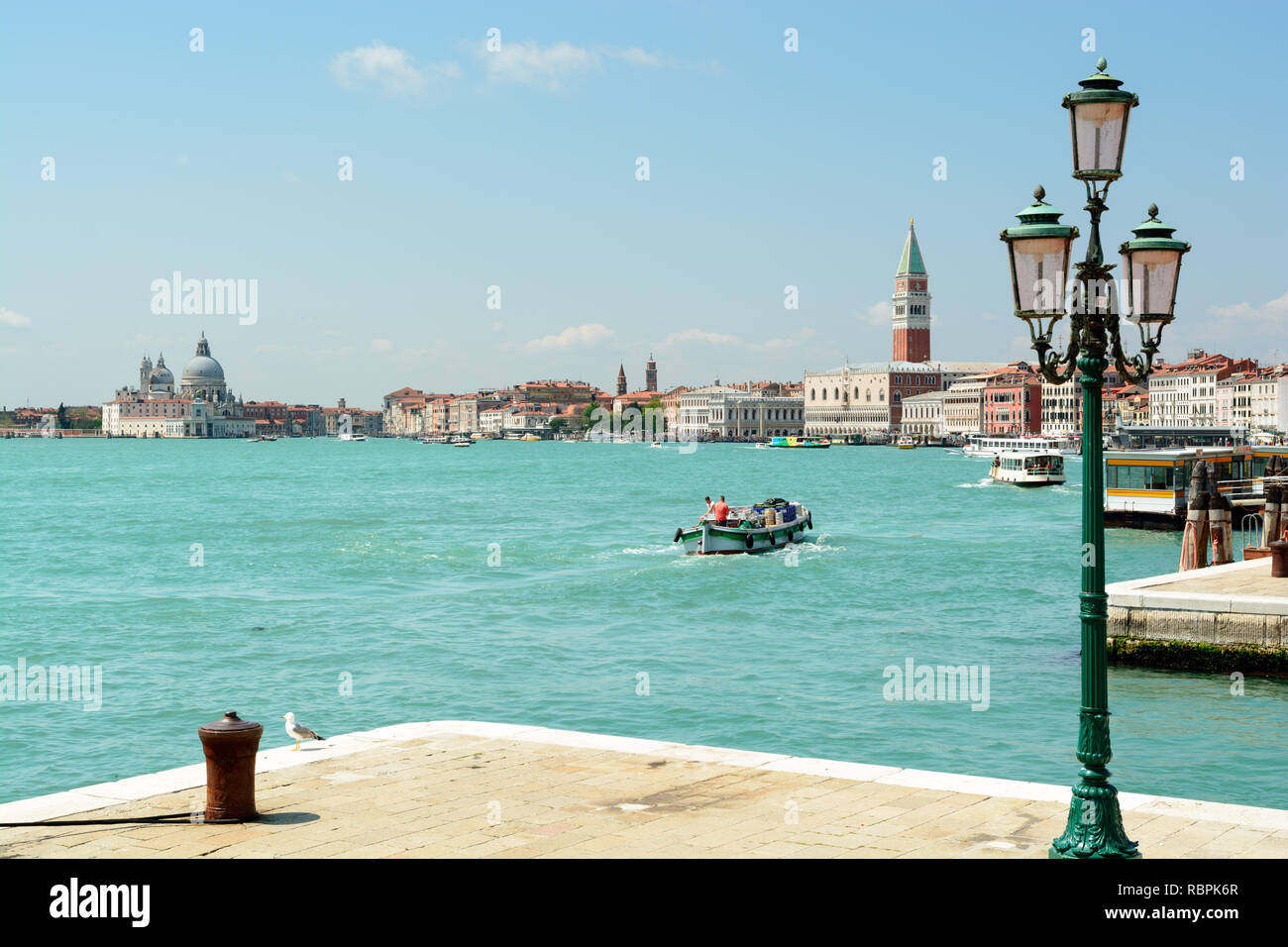 La Laguna de Venecia y Venecia vista del horizonte en día soleado, Italia Foto de stock