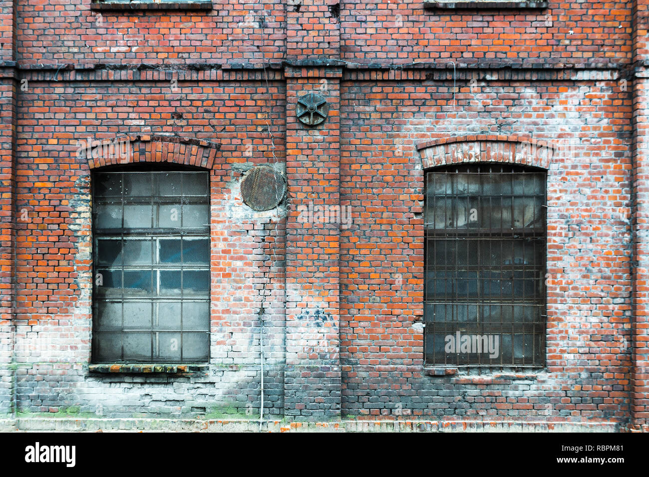 Żyrardów, Polonia. Ventana con marco de hierro y ladrillos rojos muro de la  antigua fábrica Fotografía de stock - Alamy