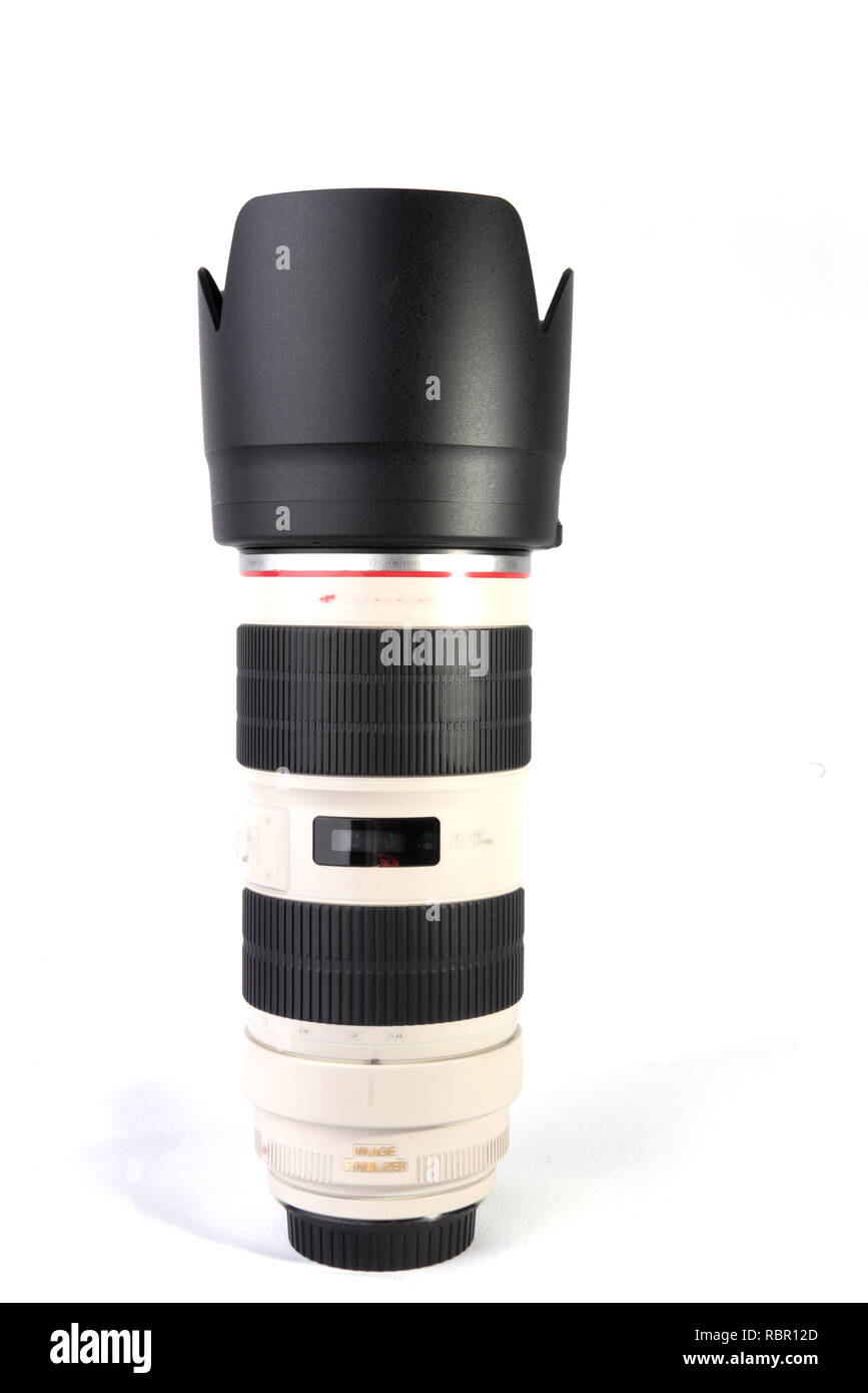 Canon 70-200mm F2.8L II lente está aislado sobre fondo blanco. Foto de stock