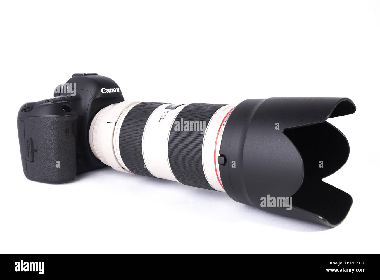 Canon 5D MARK IV cámara DSLR con 70-200mm F2.8L II lente está aislado sobre fondo blanco. Foto de stock