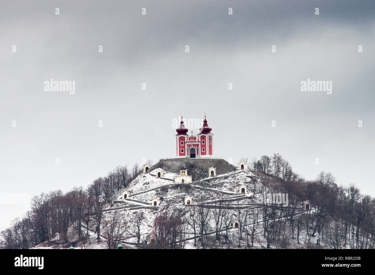 Hermoso Calvario en Banska Stiavnica barroca (Patrimonio de la Humanidad de la UNESCO) en Eslovaquia, Europa Central Foto de stock