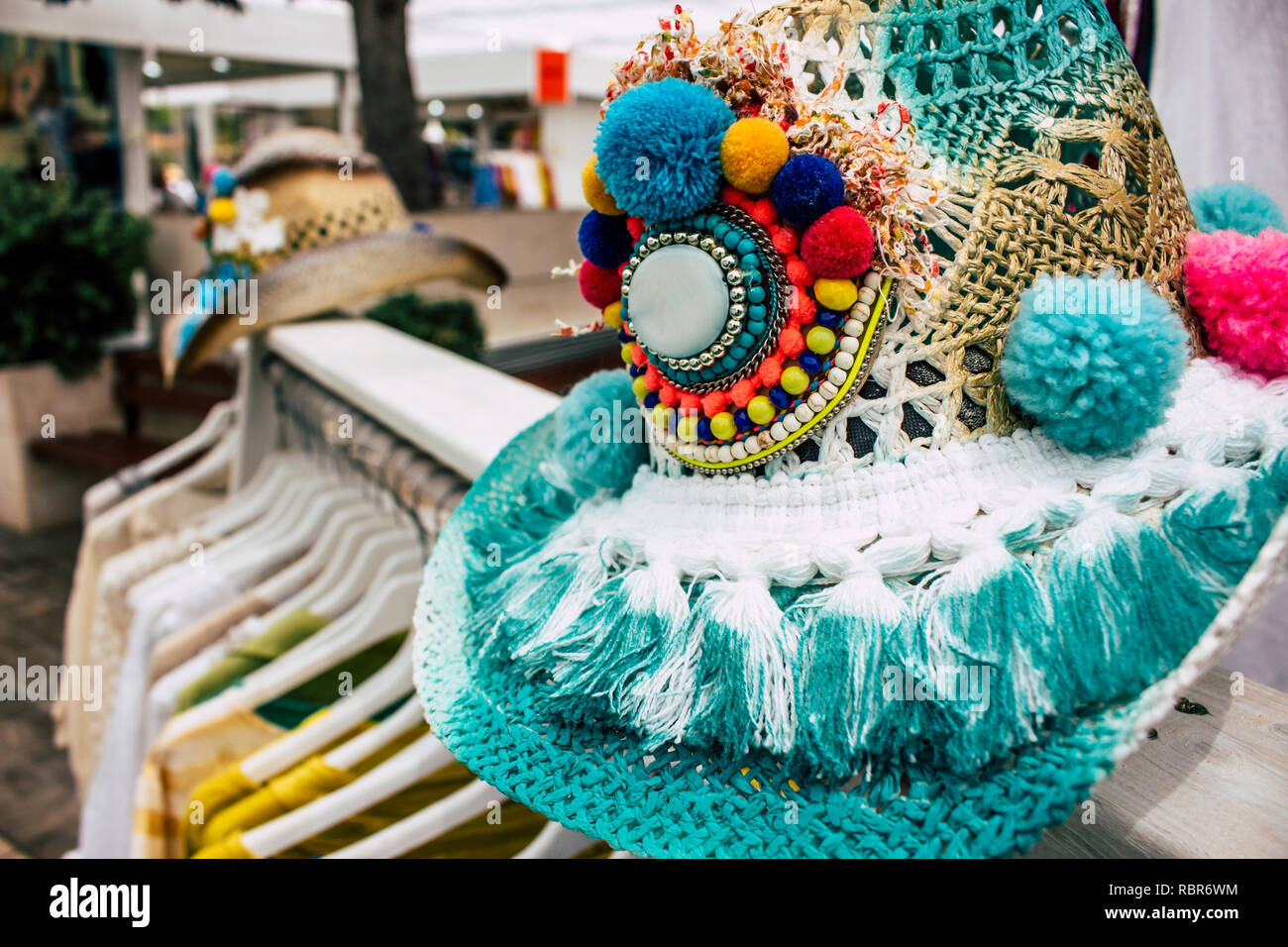 Sombrero de Paja. El XVIII ARTESANIA INTERNACIONAL Mostrar: Ubicado en la Plaza  Antonio Banderas de Puerto Banús, Marbella, ciudad de Andalucía, España.  Imagen ta Fotografía de stock - Alamy