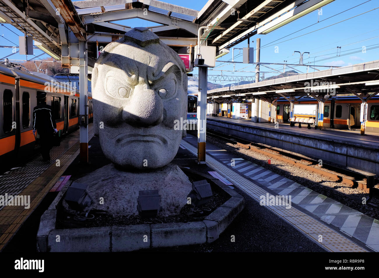 Tengu (mal de la deidad, pero diferente de simple demonio. a veces trae fortuna a la gente) cabeza figura visualizada en Takao Estación, Tokio, Japón Foto de stock