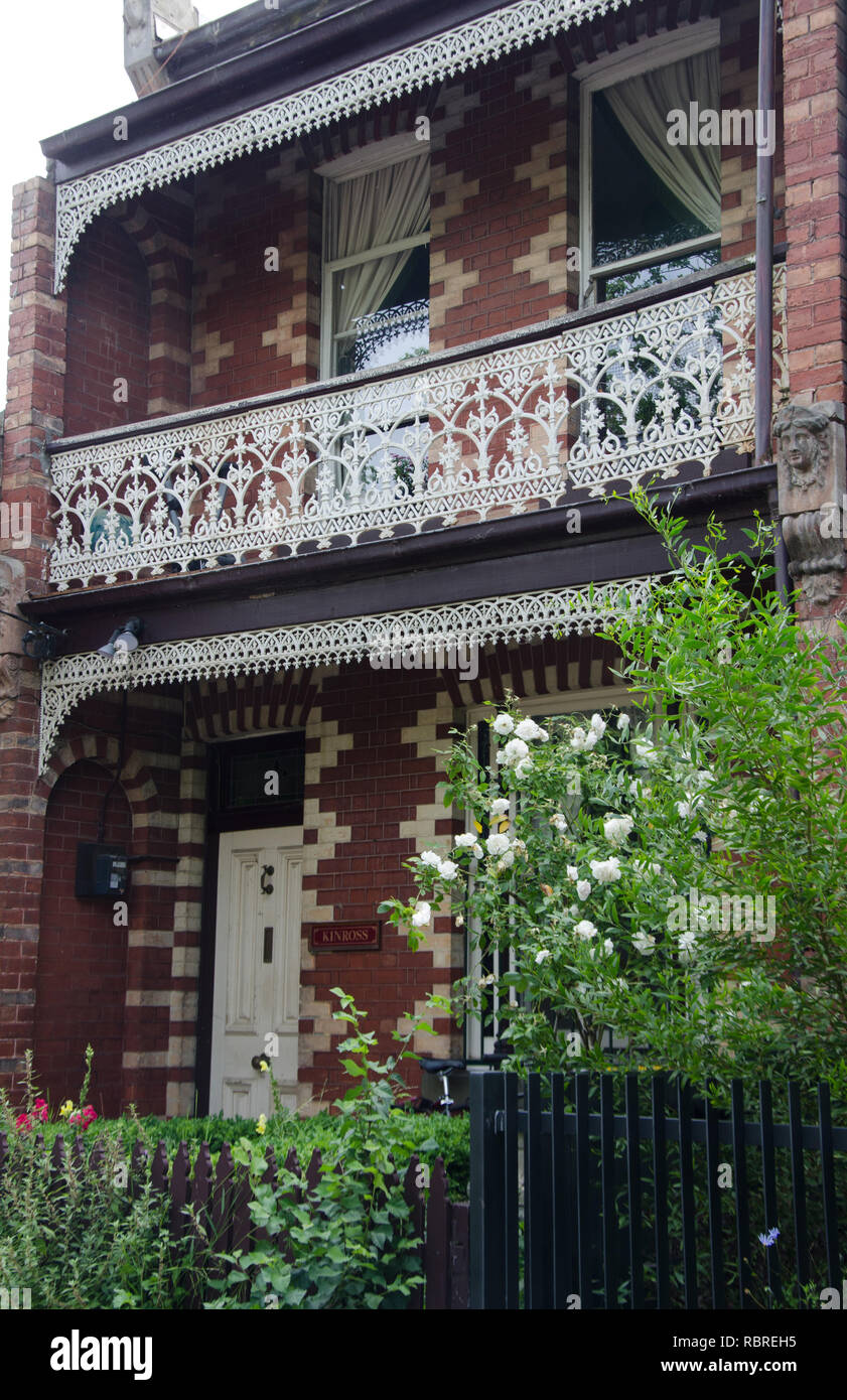 Una encantadora casita entre muchos en el barrio de Fitzroy de Melbourne Foto de stock