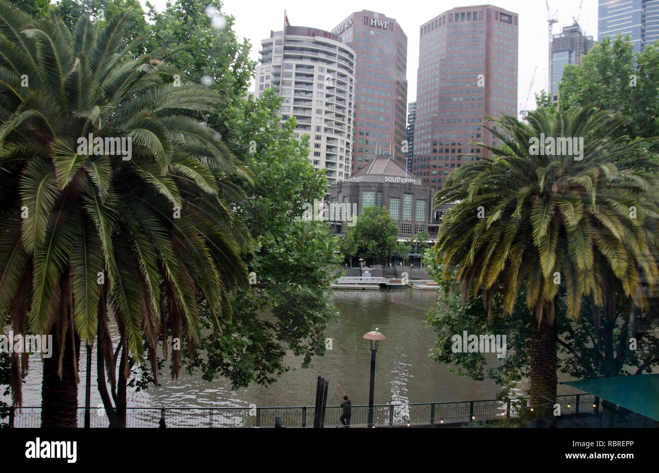 Melbourne, animada ciudad australiana, ha crecido en torno al río Yarra, fluyendo a través de su corazón Foto de stock