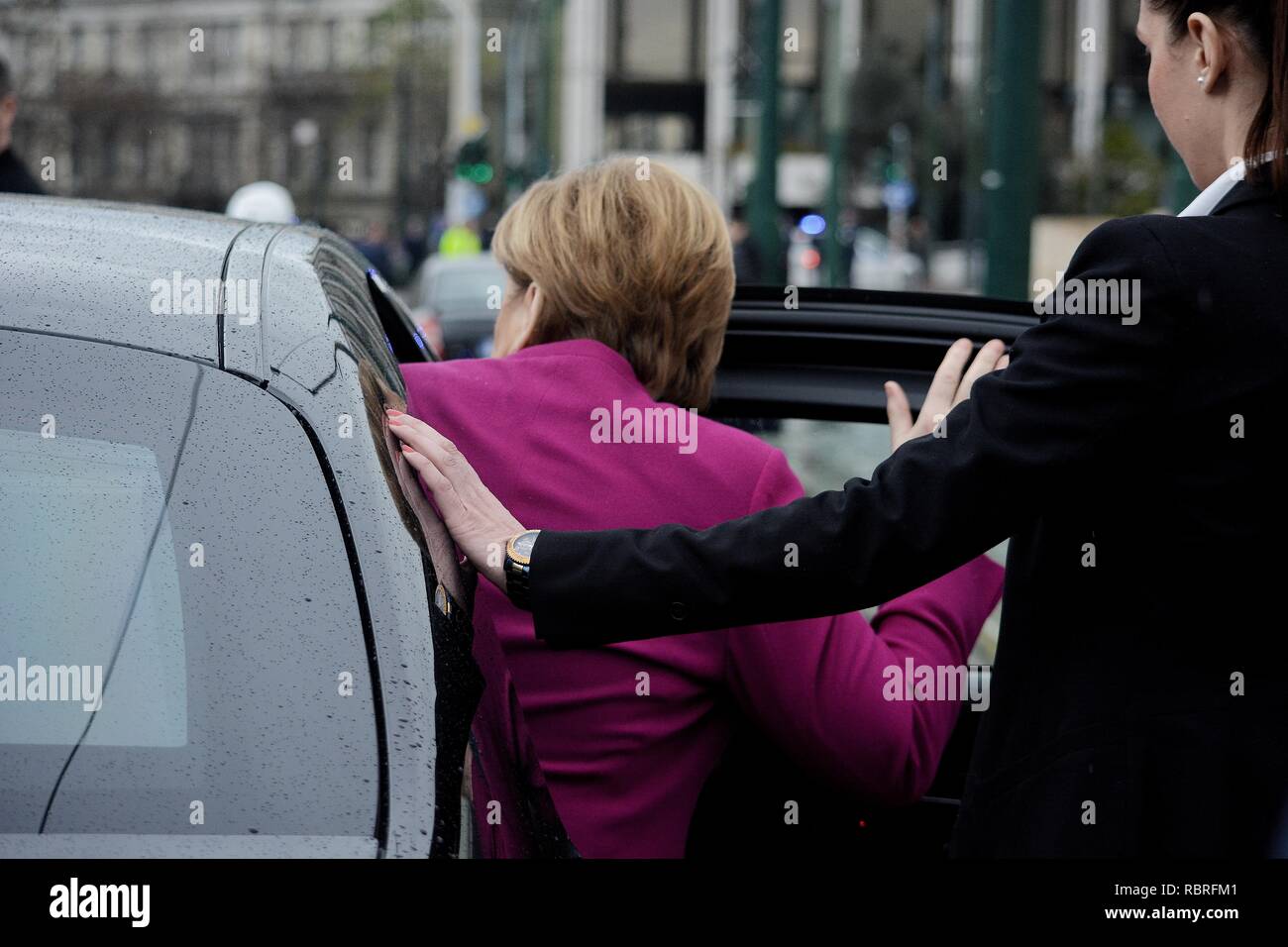 El Canciller de la República Federal de Alemania, Angela Merkel, visto que salen después de la ceremonia de colocación de corona en el monumento del SOLDADO DESCONOCIDO. Foto de stock