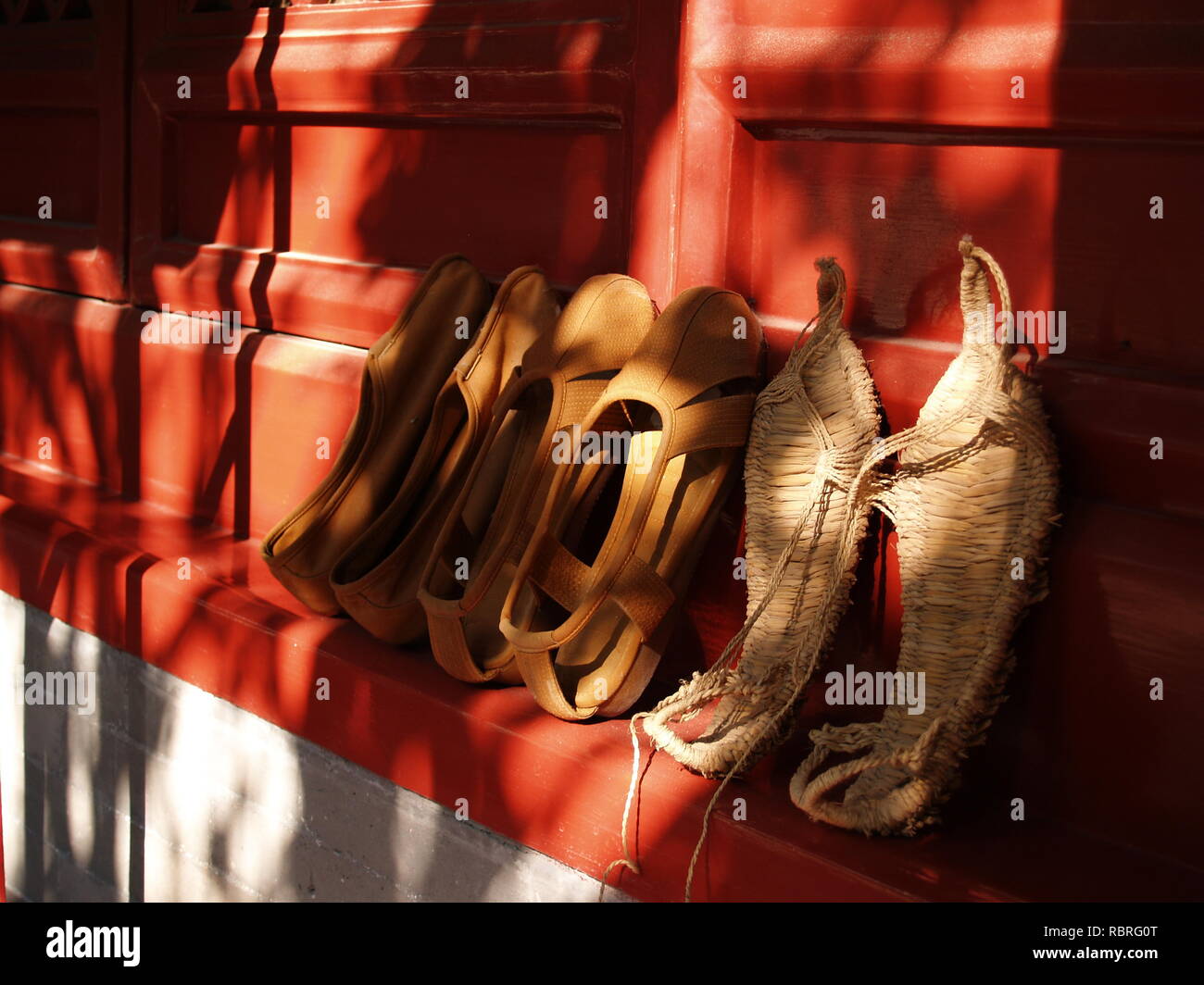 Sandalias chinas fotografías e imágenes de alta resolución - Alamy