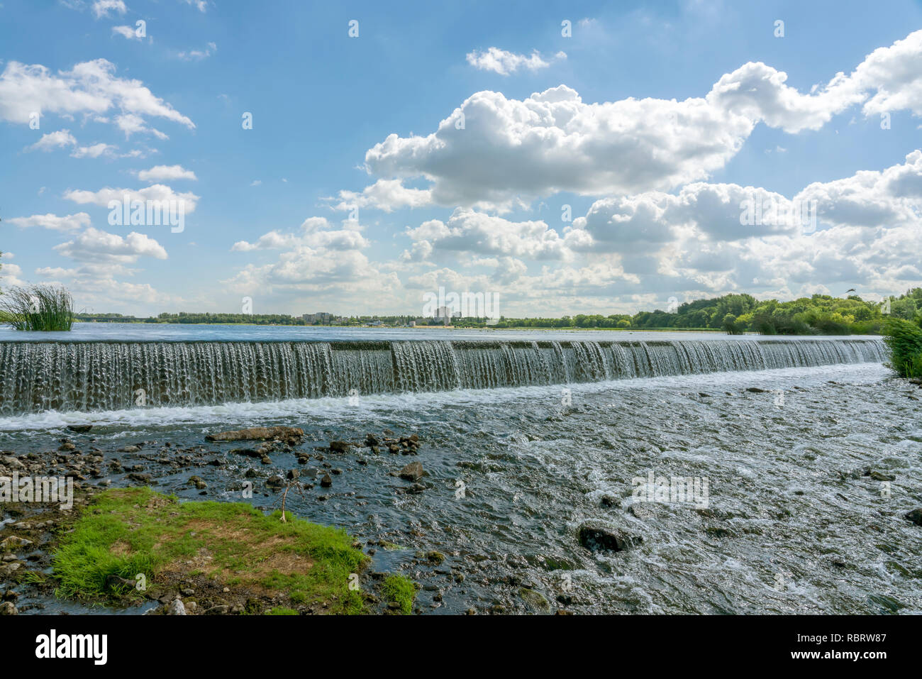 Regula el flujo de agua que fluye a través del centro de una ciudad. Rusia, Lipetsk. Foto de stock