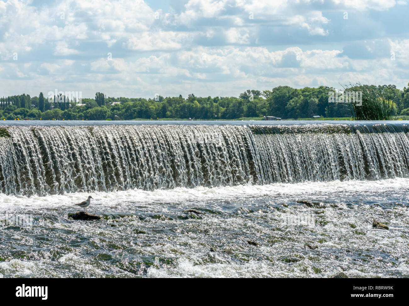 Regula el flujo de agua que fluye a través del centro de una ciudad. Rusia, Lipetsk. Foto de stock
