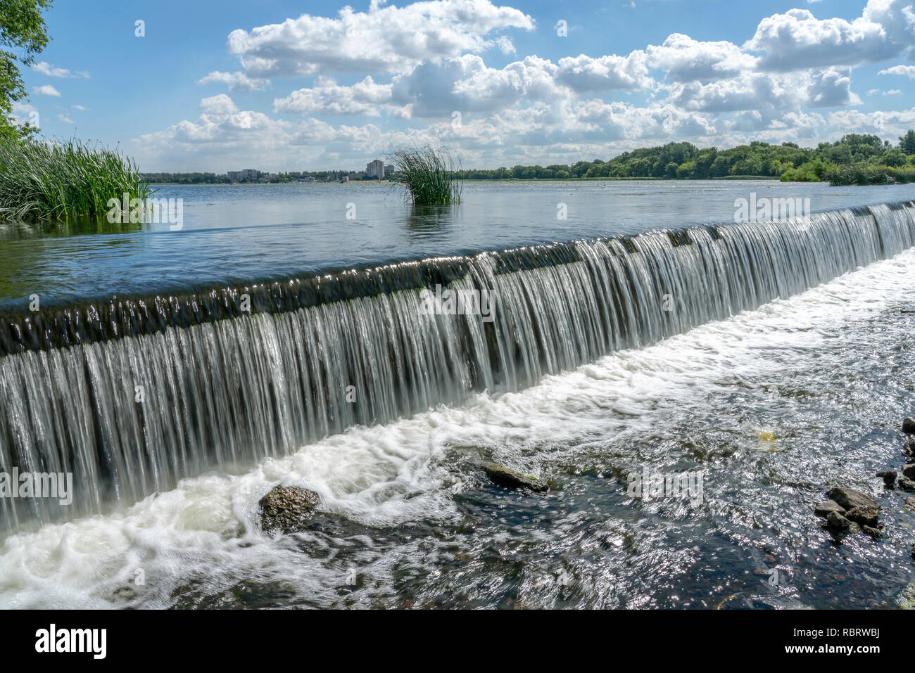 Regula el flujo de agua que fluye a través del centro de una ciudad. Rusia, Lipetsk. Foto de stock