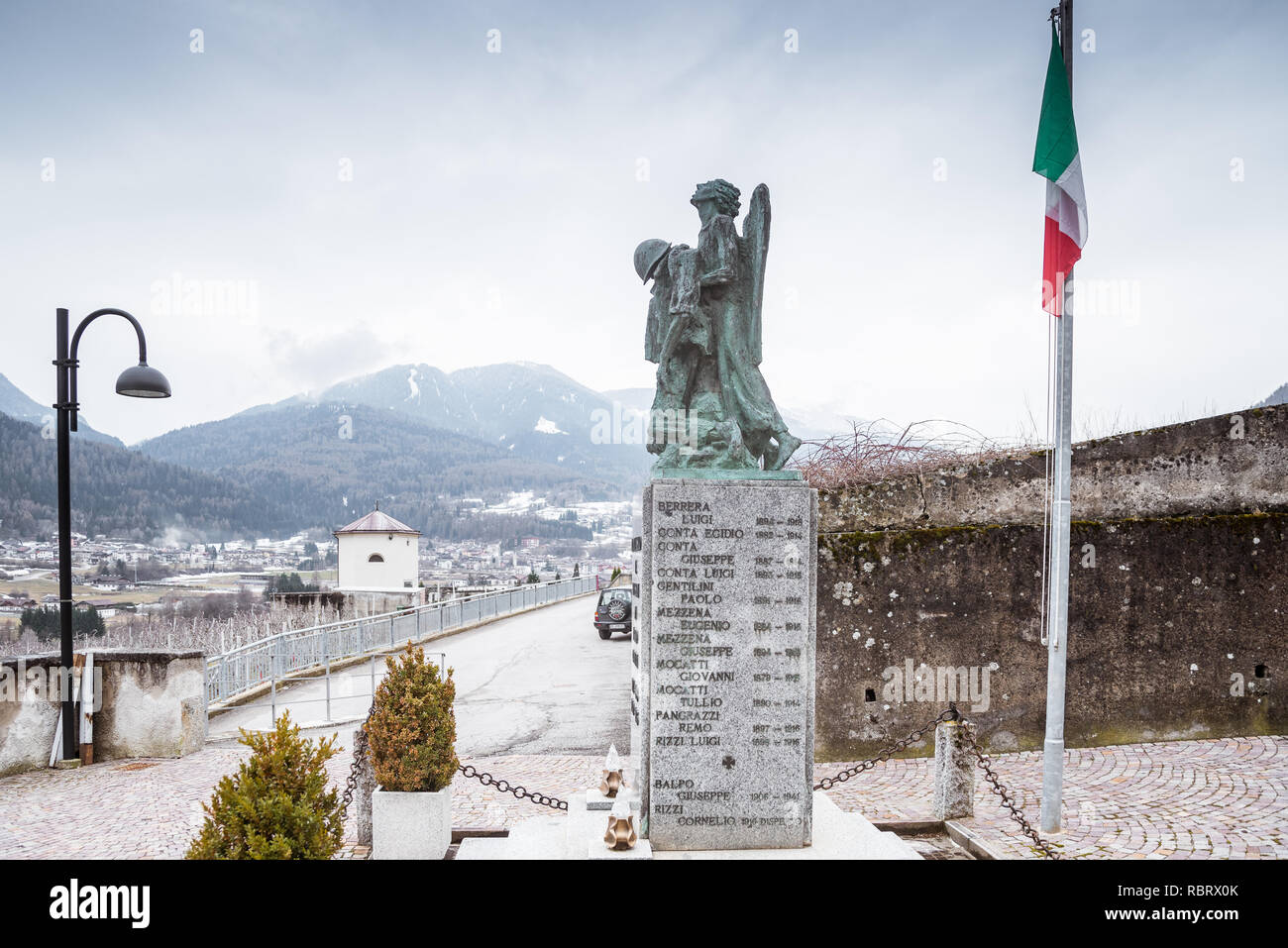 Memorial del pueblo italiano fallecido en la Primera y Segunda Guerra  Mundial. La bandera italiana, situado cerca de la iglesia y el cementerio  de Monclassico Trento Trentino de Italia Fotografía de stock -