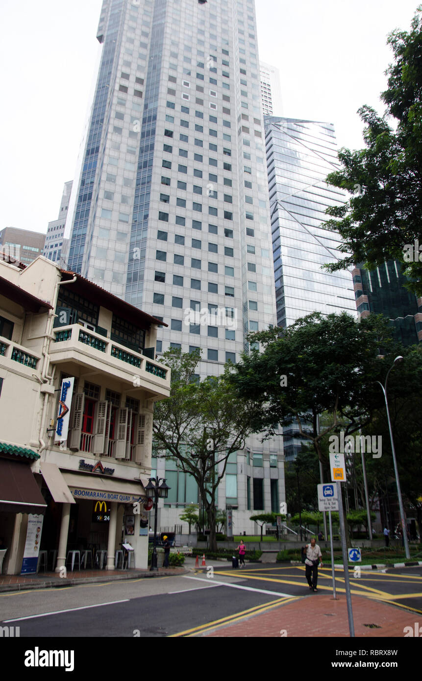 Singapur es culturalmente emocionante con su mezcla de arquitectura histórica y moderna crudamente desde skyscapers a los llamados comercios Foto de stock