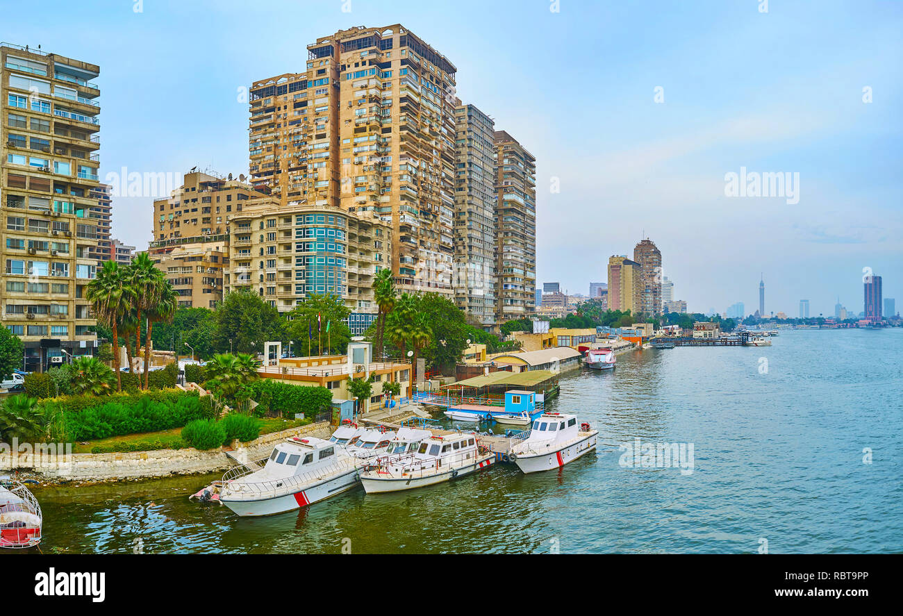 El Riverside barrio de Giza con su pequeño puerto, exuberante jardín verde,  barco, restaurantes y barrios residenciales raído, Egipto Fotografía de  stock - Alamy